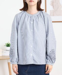 袖猫刺繍ブラウス