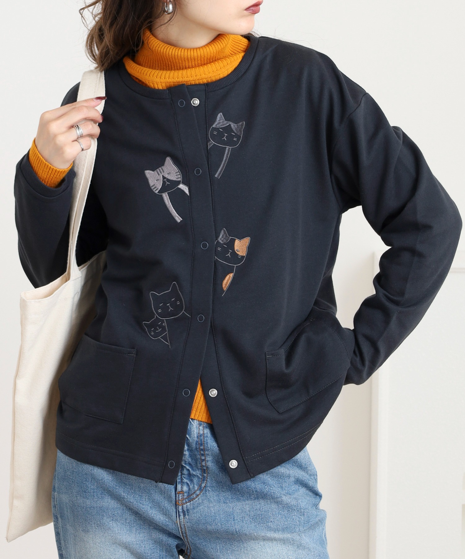 ひょっこりネコ 前立て刺繍カーディガン - 画像 (3)