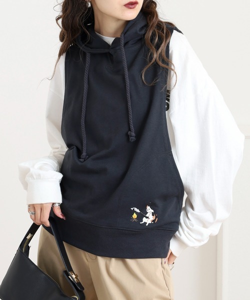 フード付きベスト たき火ネコ刺繍 - 画像 (2)