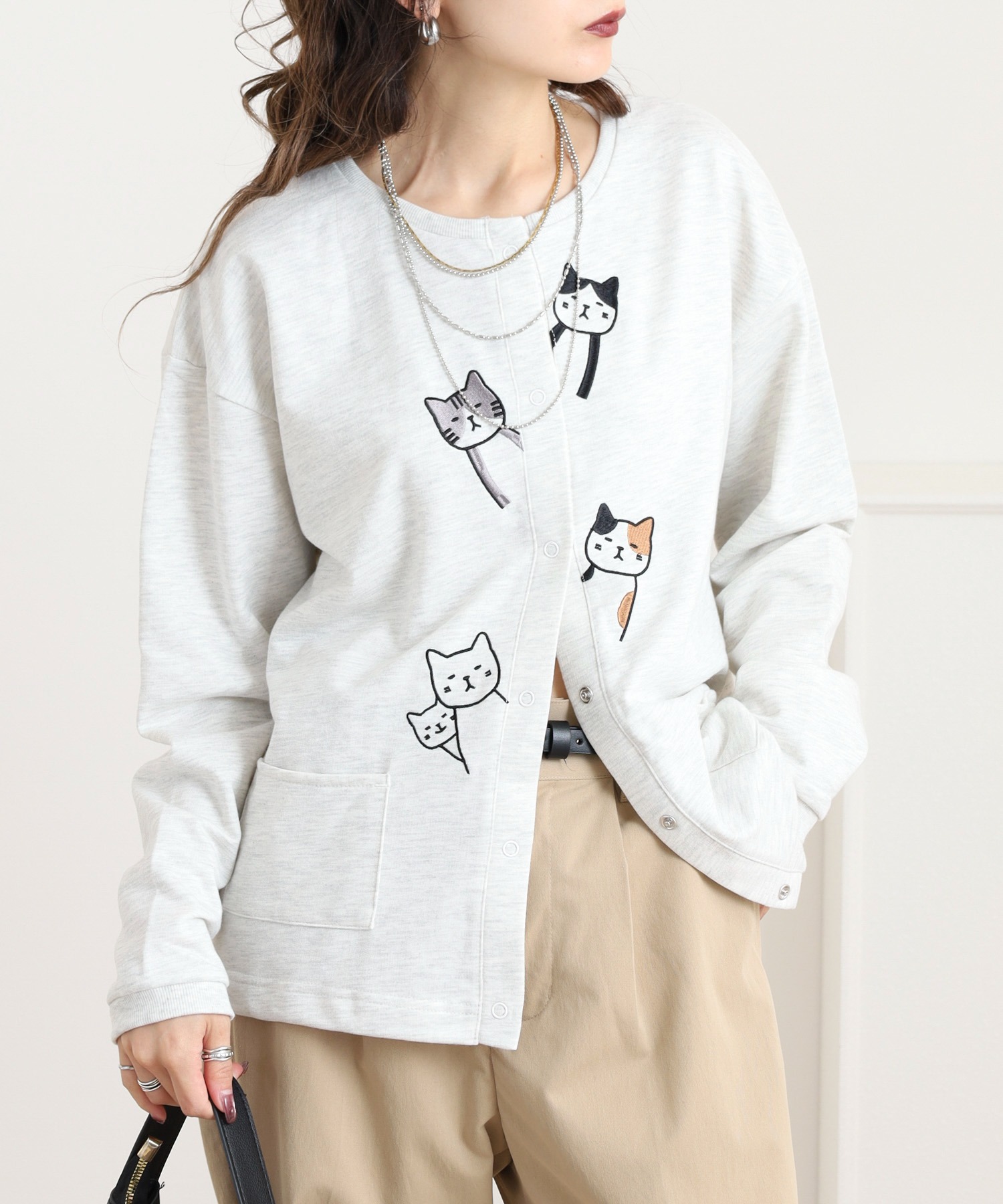 ひょっこりネコ 前立て刺繍カーディガン - 画像 (2)