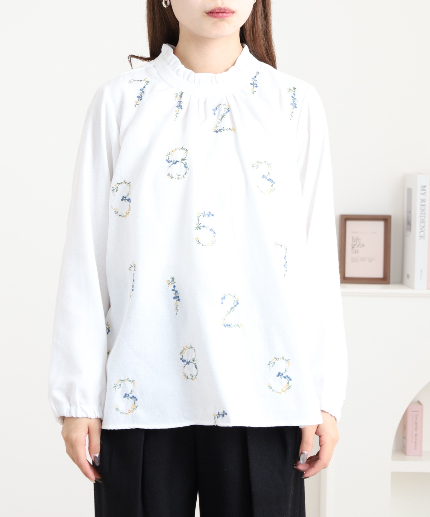 数字花刺繍フリルブラウス