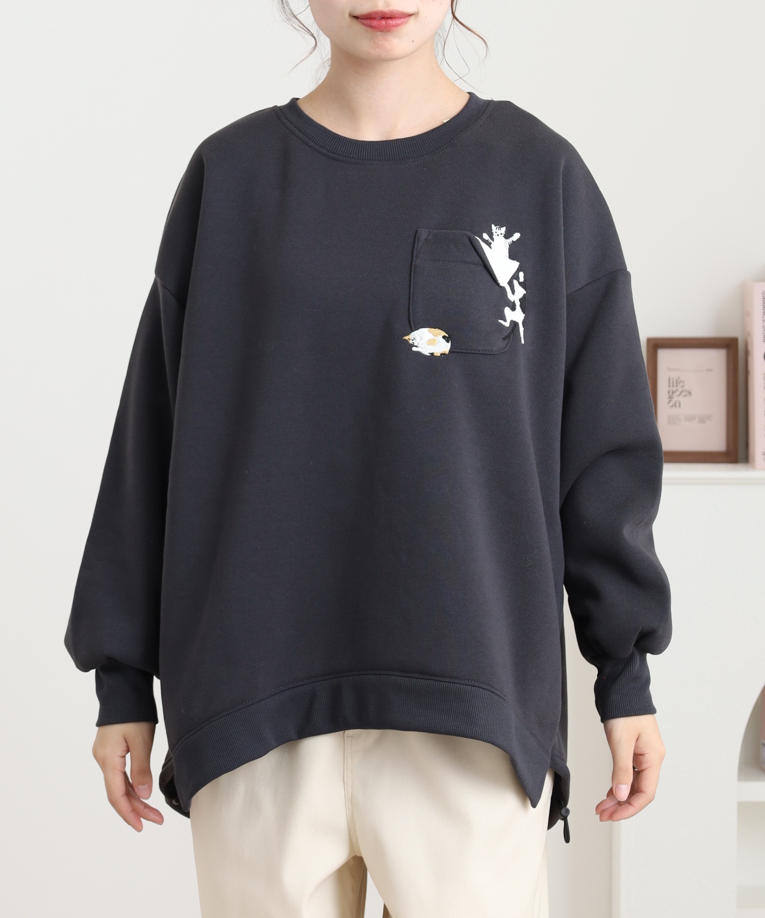 裾ドロストプルオーバー いたずらネコ刺繍 長袖