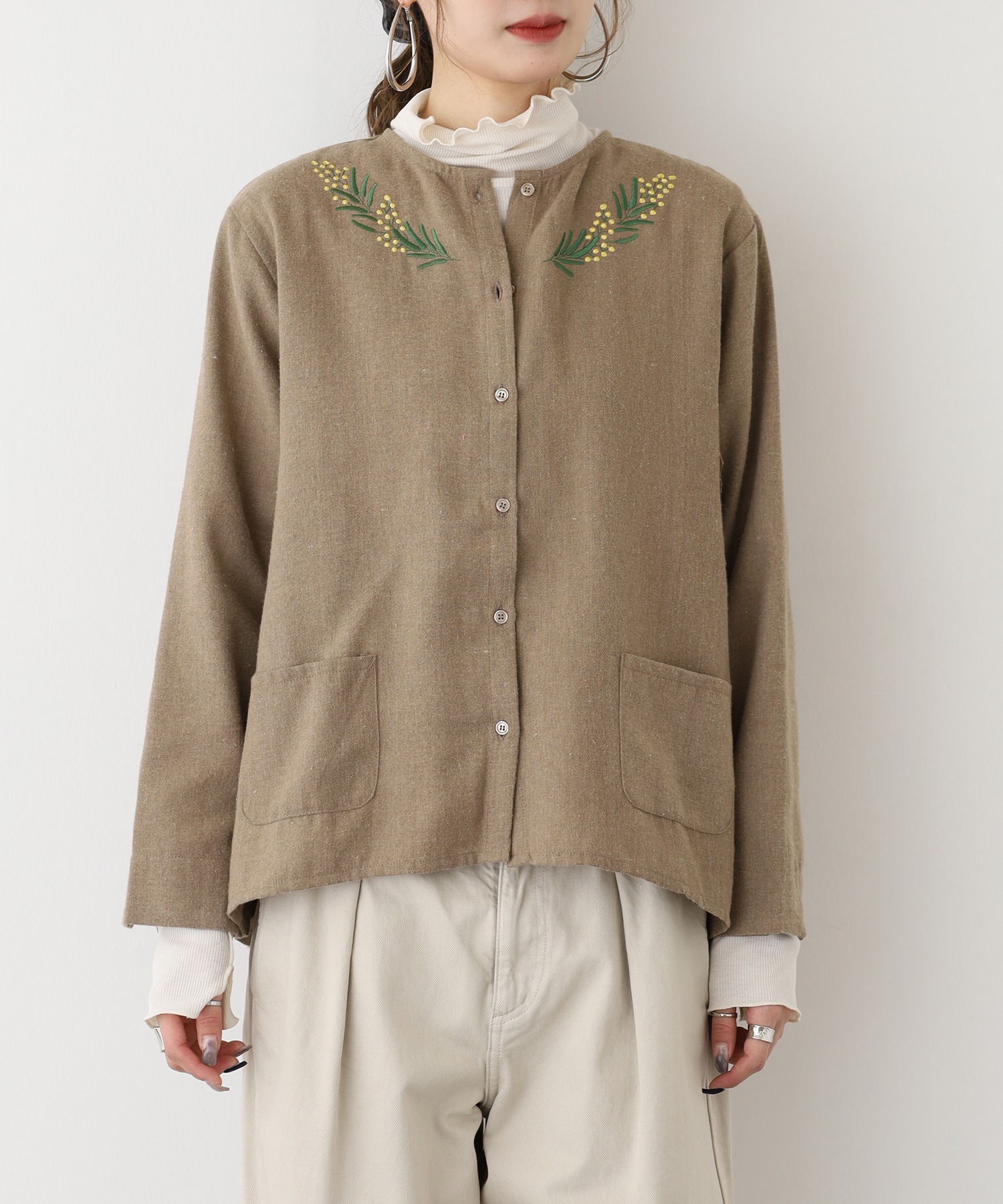 ノーカラー花柄刺繍ブラウス