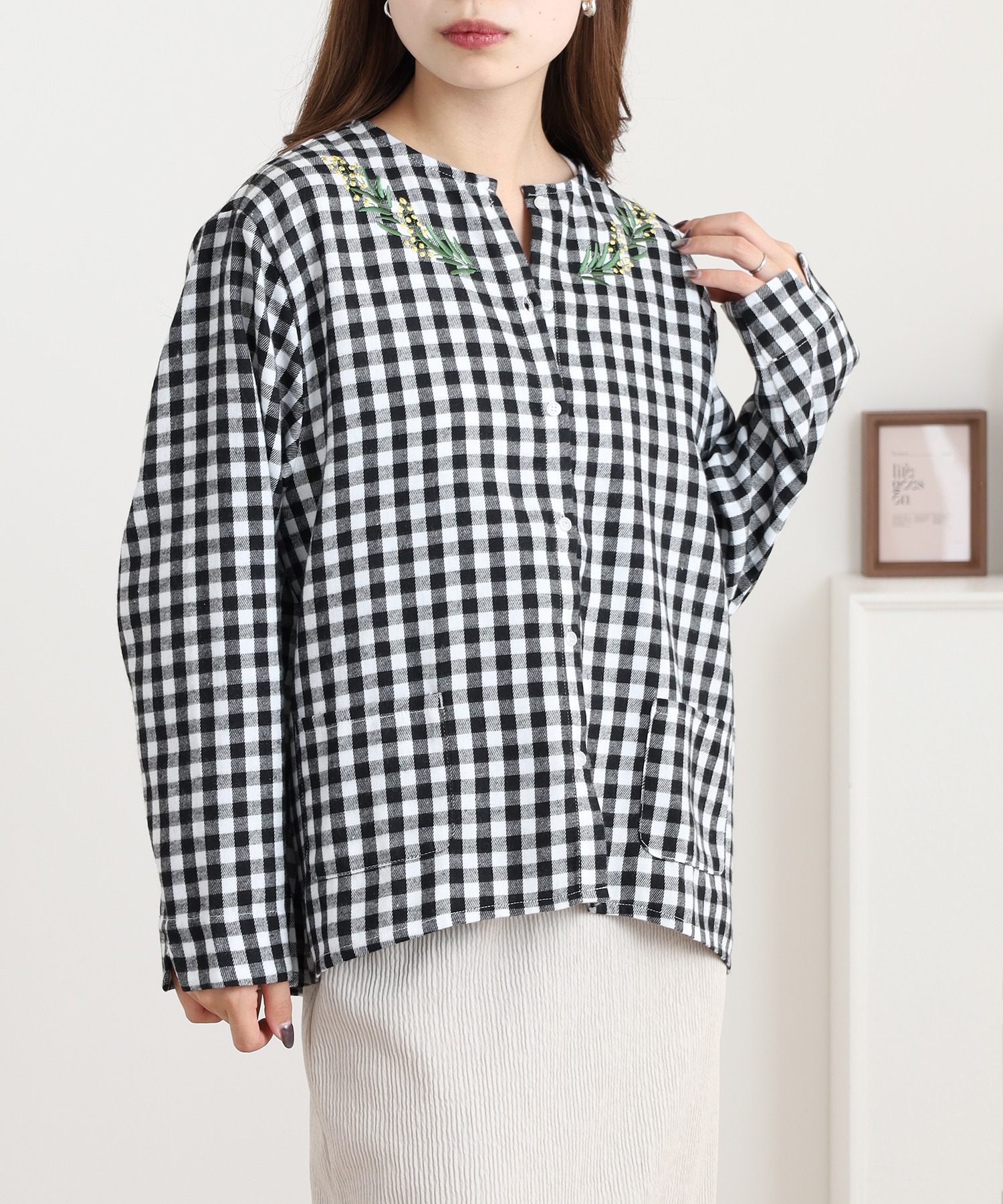 ノーカラー花柄刺繍ブラウス - 画像 (6)