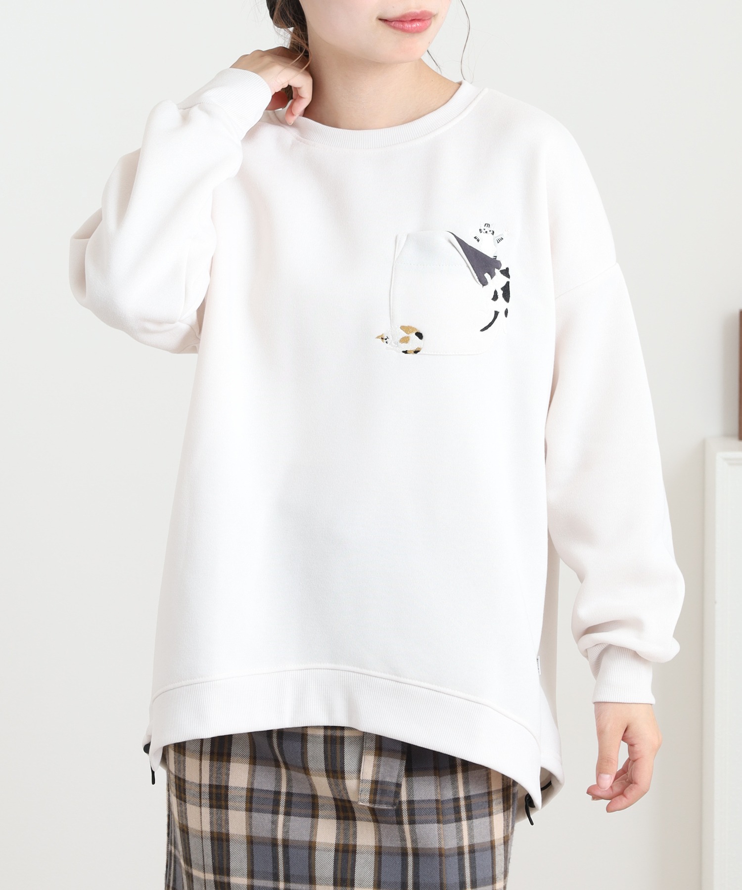 裾ドロストプルオーバー いたずらネコ刺繍 長袖 - 画像 (2)