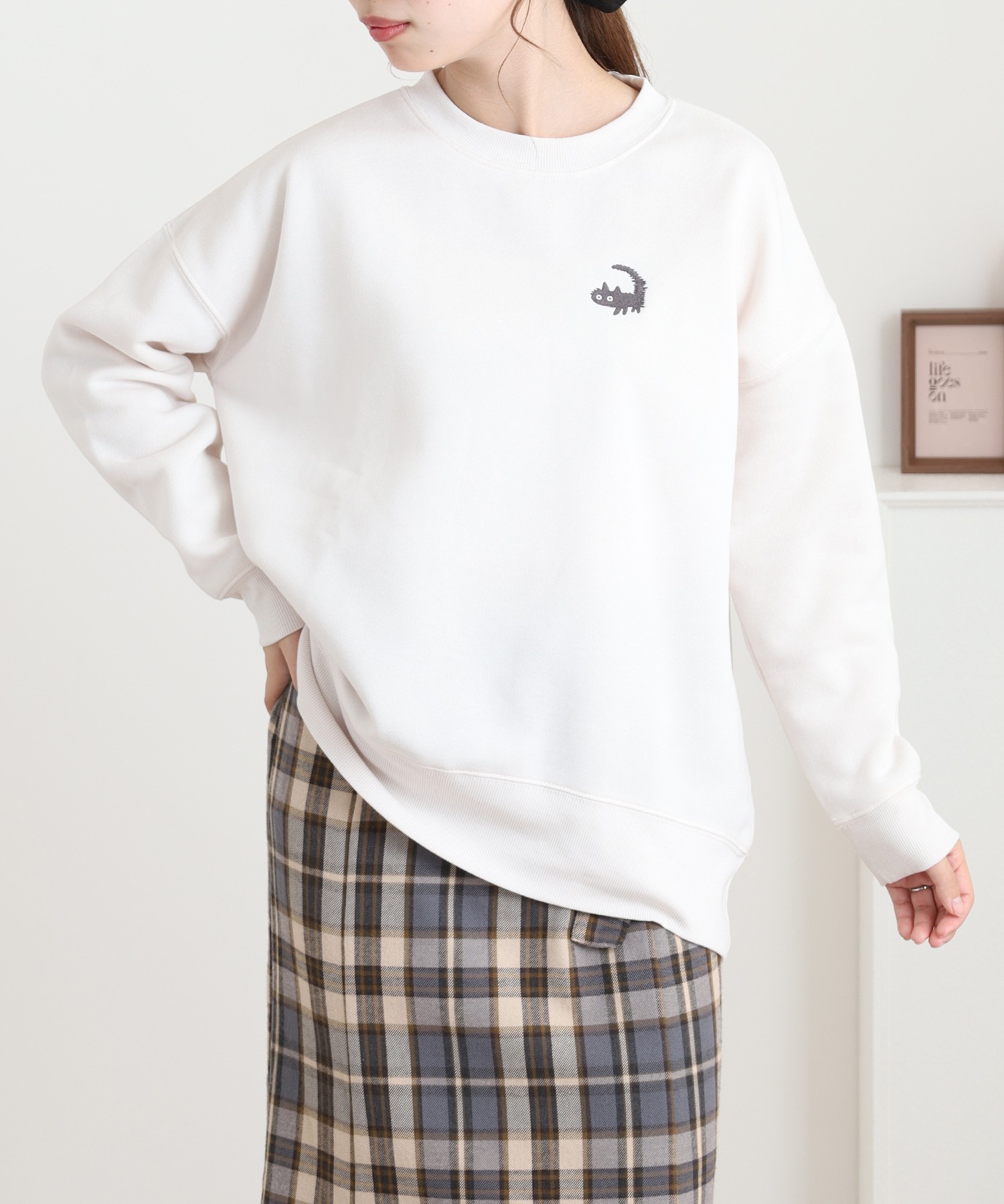 ワンポイントサガラ刺繍クルーネックプルオーバー 長袖 ねこ - 画像 (2)