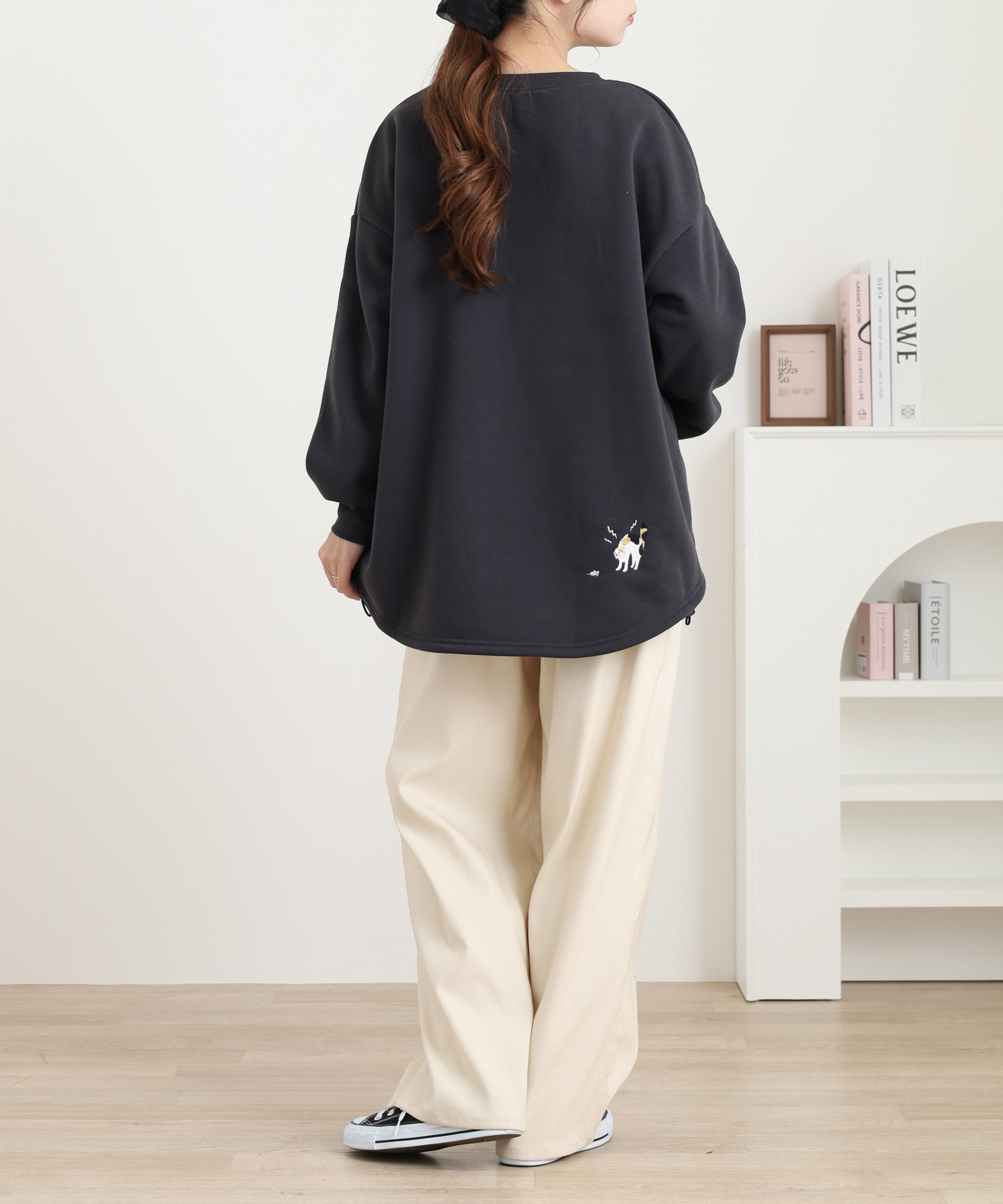 裾ドロストプルオーバー いたずらネコ刺繍 長袖 - 画像 (10)