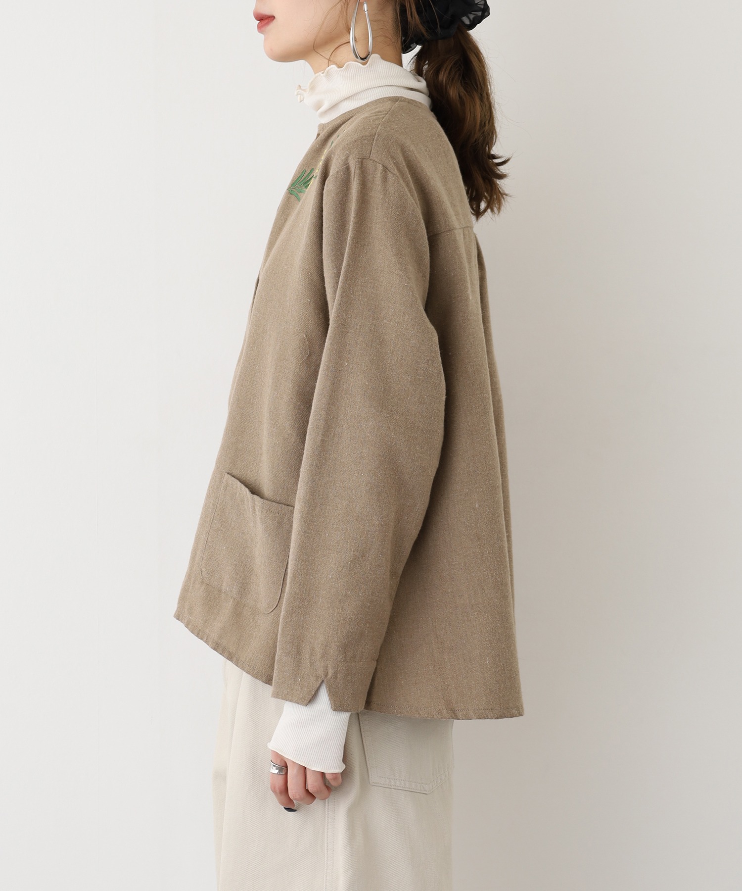 ノーカラー花柄刺繍ブラウス - 画像 (8)