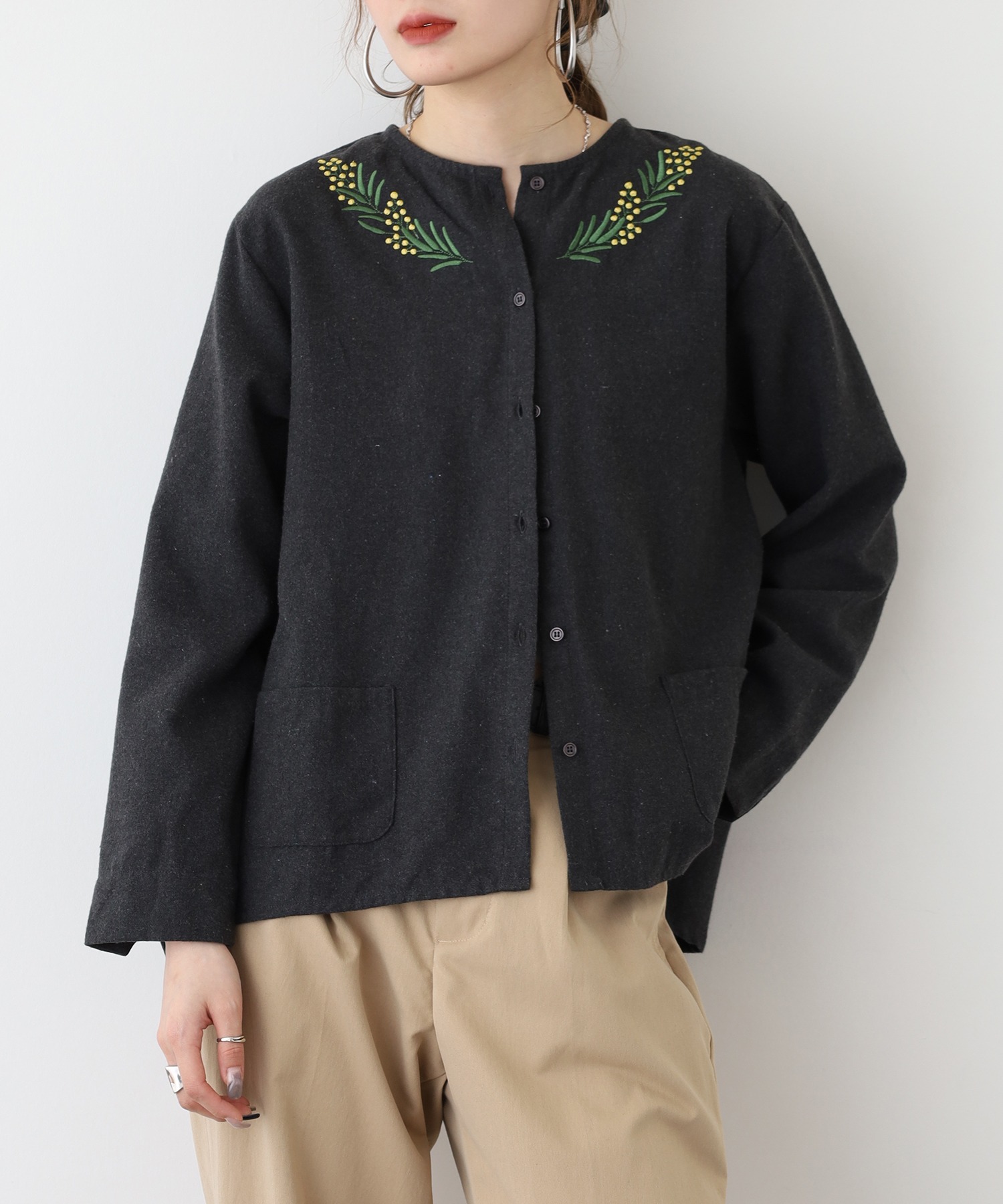 ノーカラー花柄刺繍ブラウス - 画像 (4)