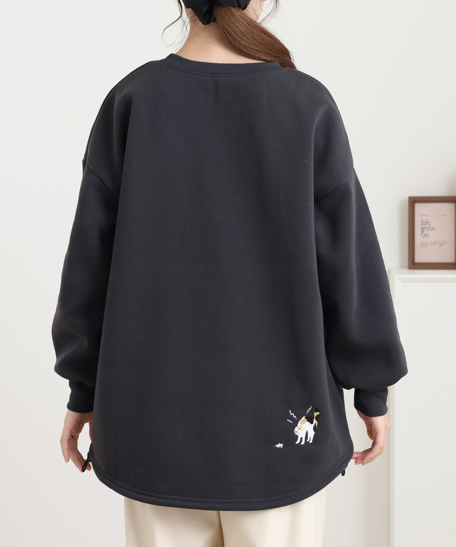 裾ドロストプルオーバー いたずらネコ刺繍 長袖 - 画像 (12)