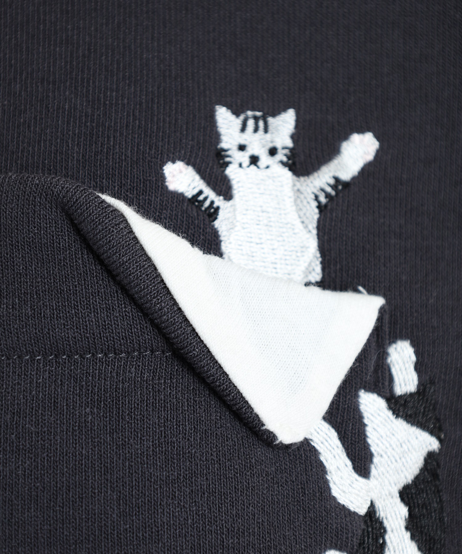 裾ドロストプルオーバー いたずらネコ刺繍 長袖 - 画像 (18)