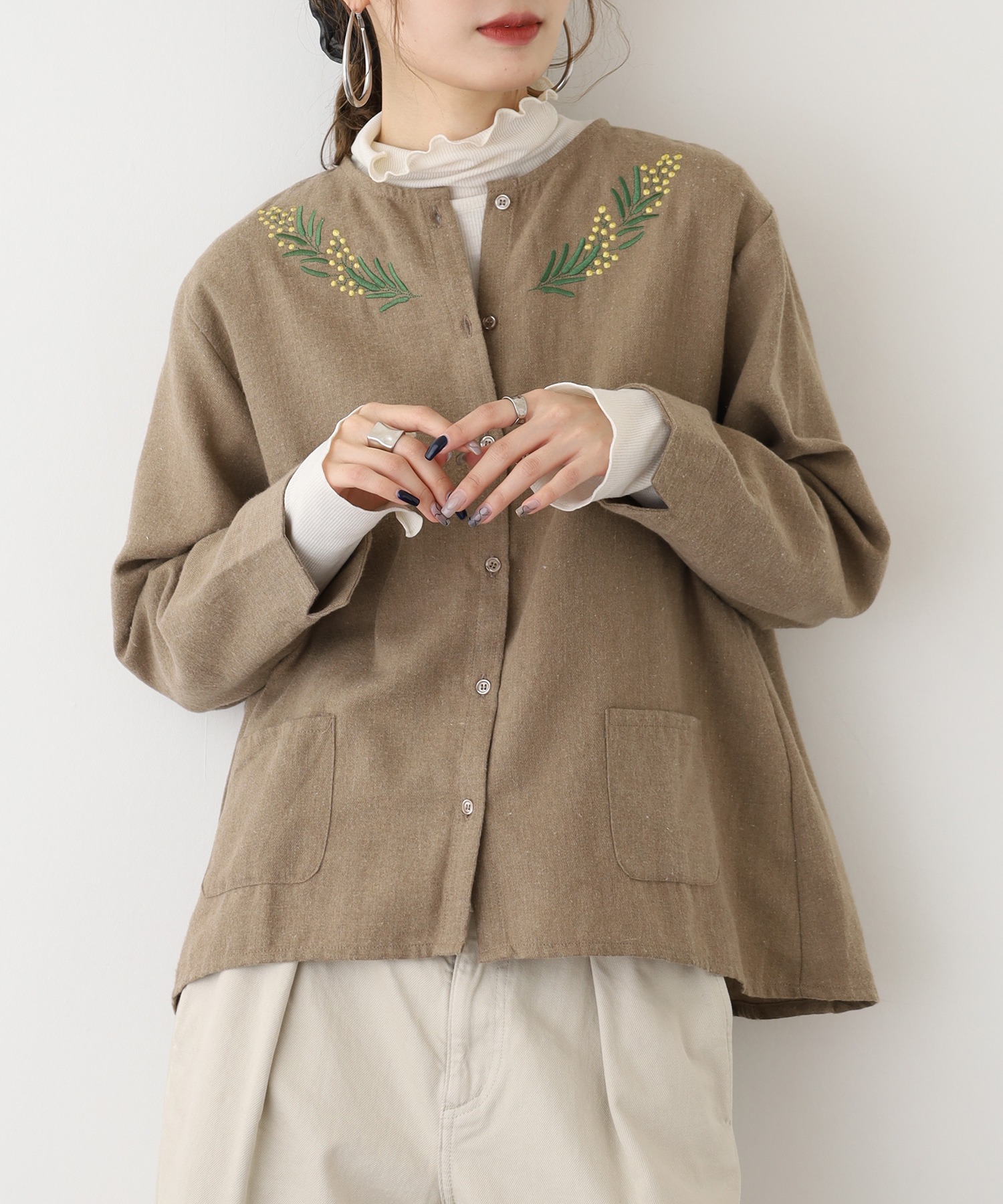 ノーカラー花柄刺繍ブラウス - 画像 (2)