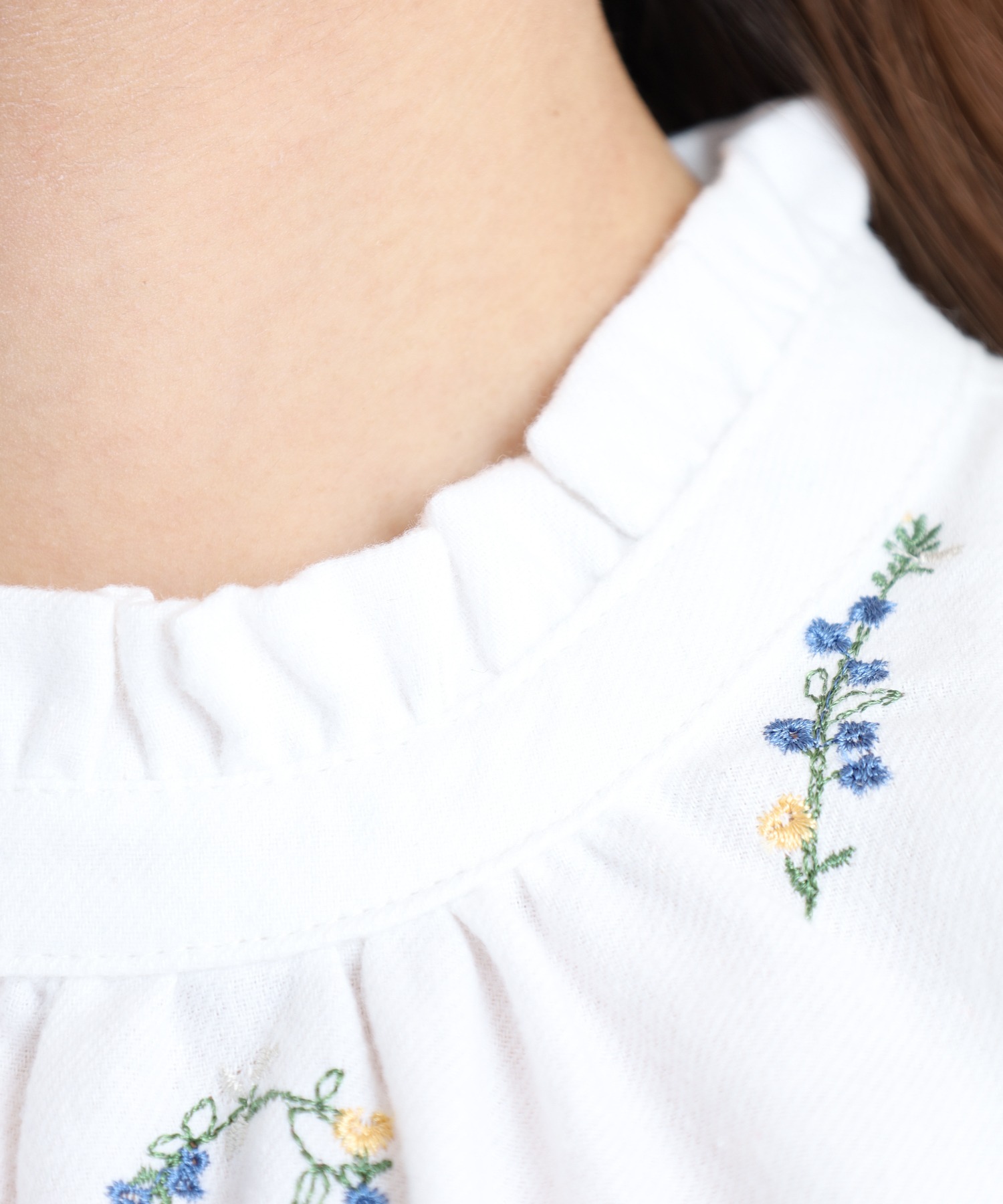 数字花刺繍フリルブラウス - 画像 (10)