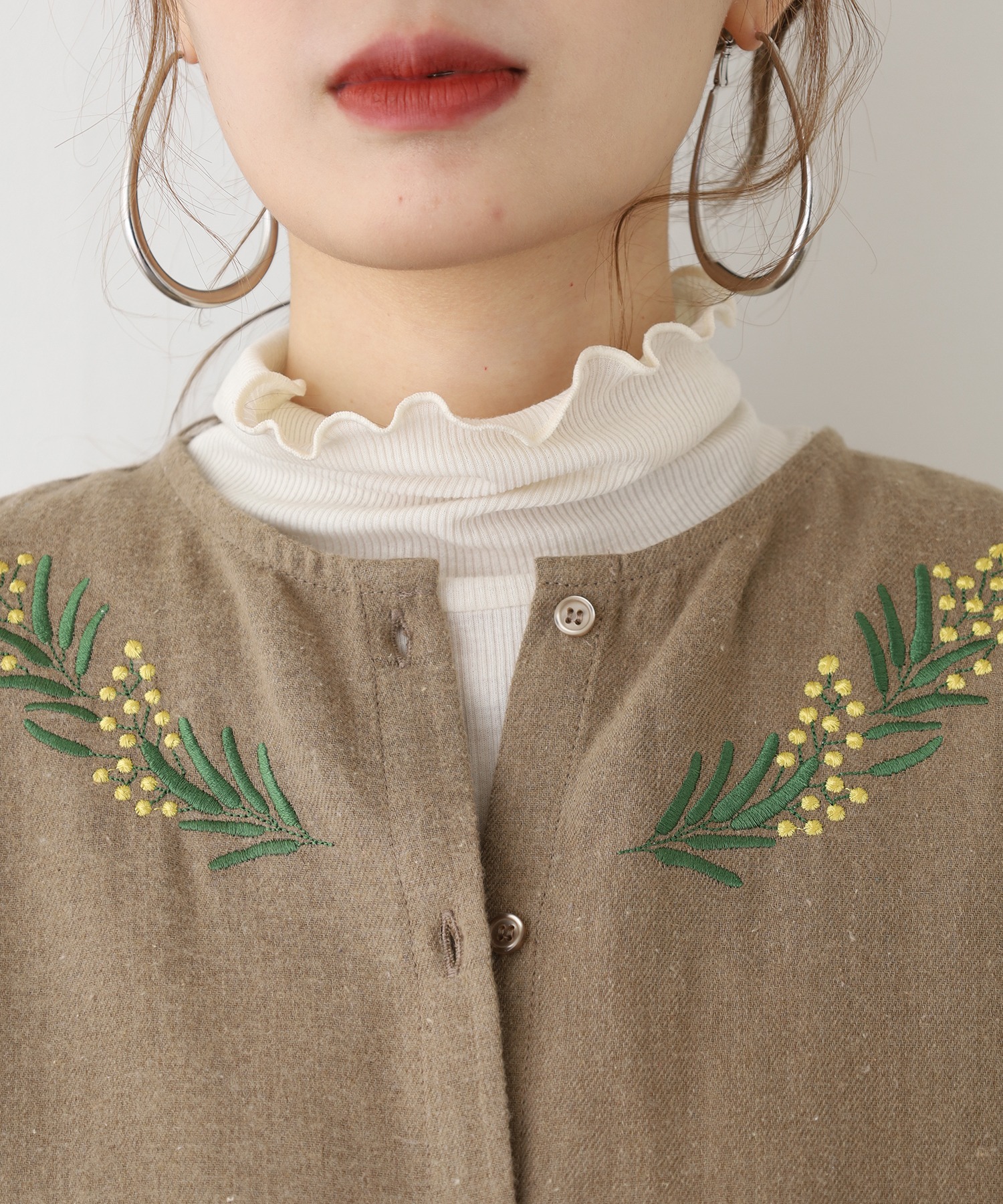 ノーカラー花柄刺繍ブラウス - 画像 (10)