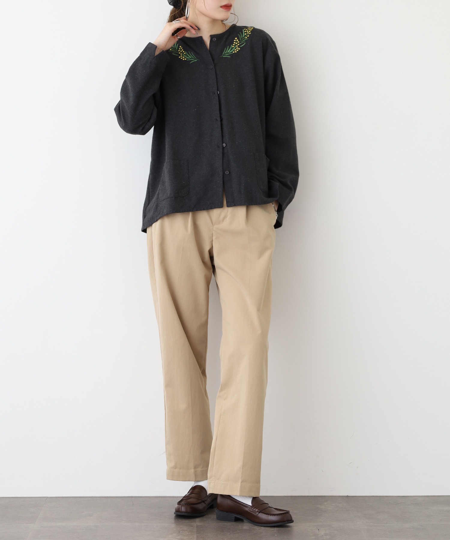 ノーカラー花柄刺繍ブラウス - 画像 (5)