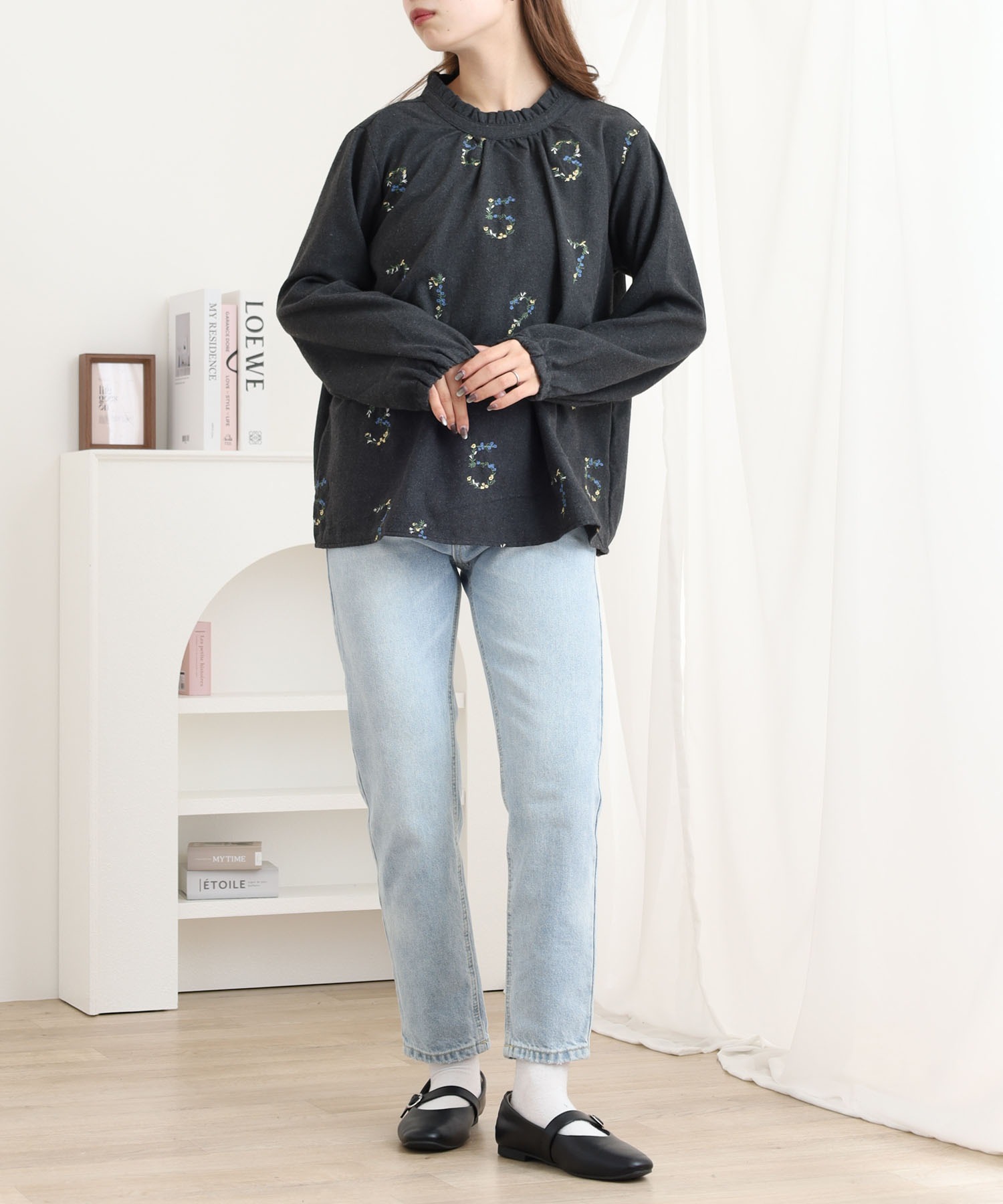 数字花刺繍フリルブラウス - 画像 (5)